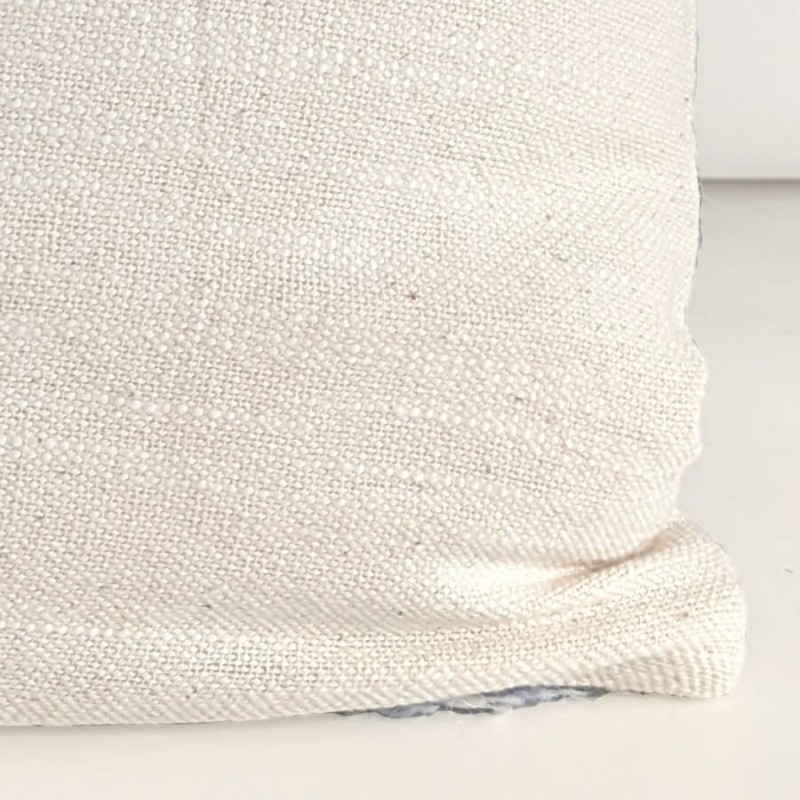 Arrière du coussin en toile de coton unie beige naturel.