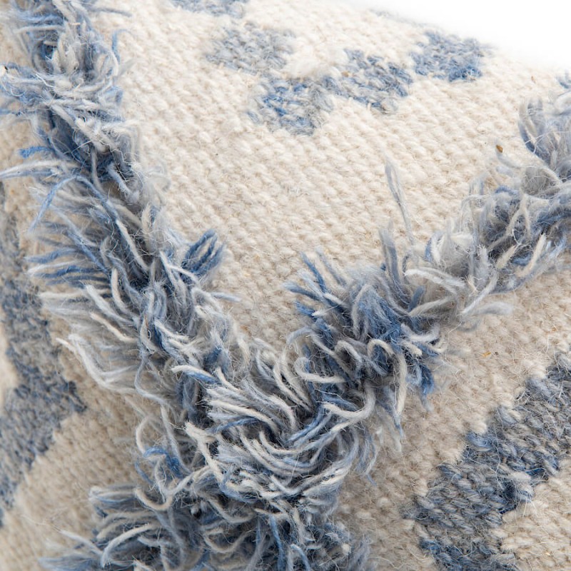 Zoom sur le motif losange tufté et le mélange des fibres naturelles.