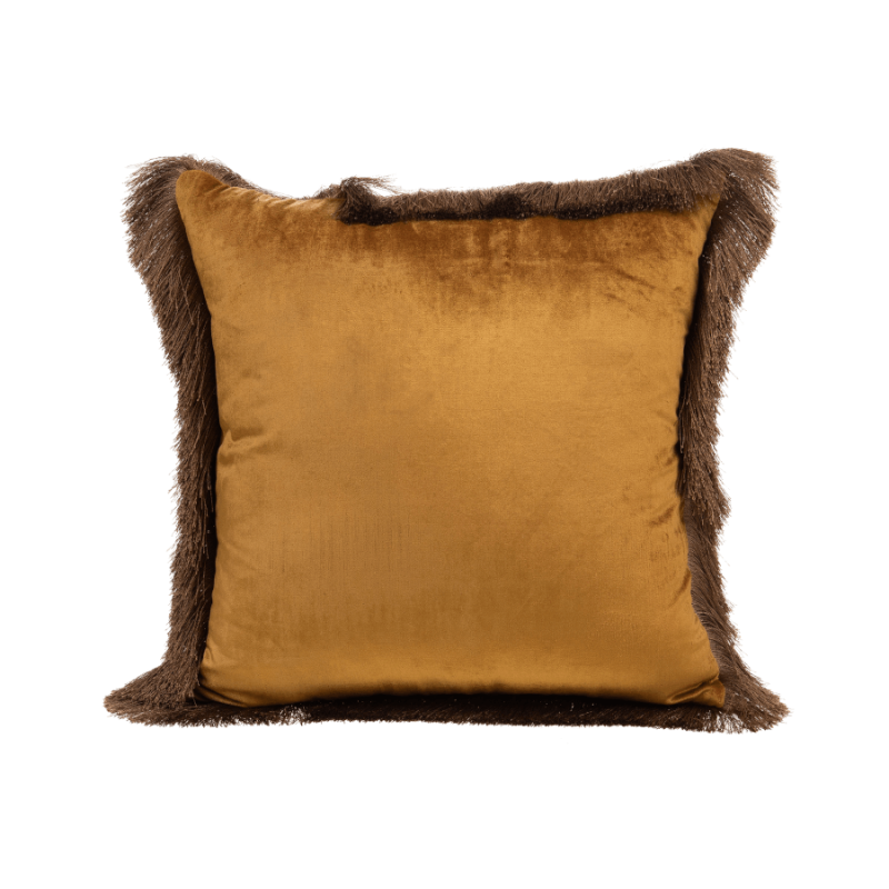 Coussin carré 45x45 cm en velours Camel avec bordure de franges brunes.
