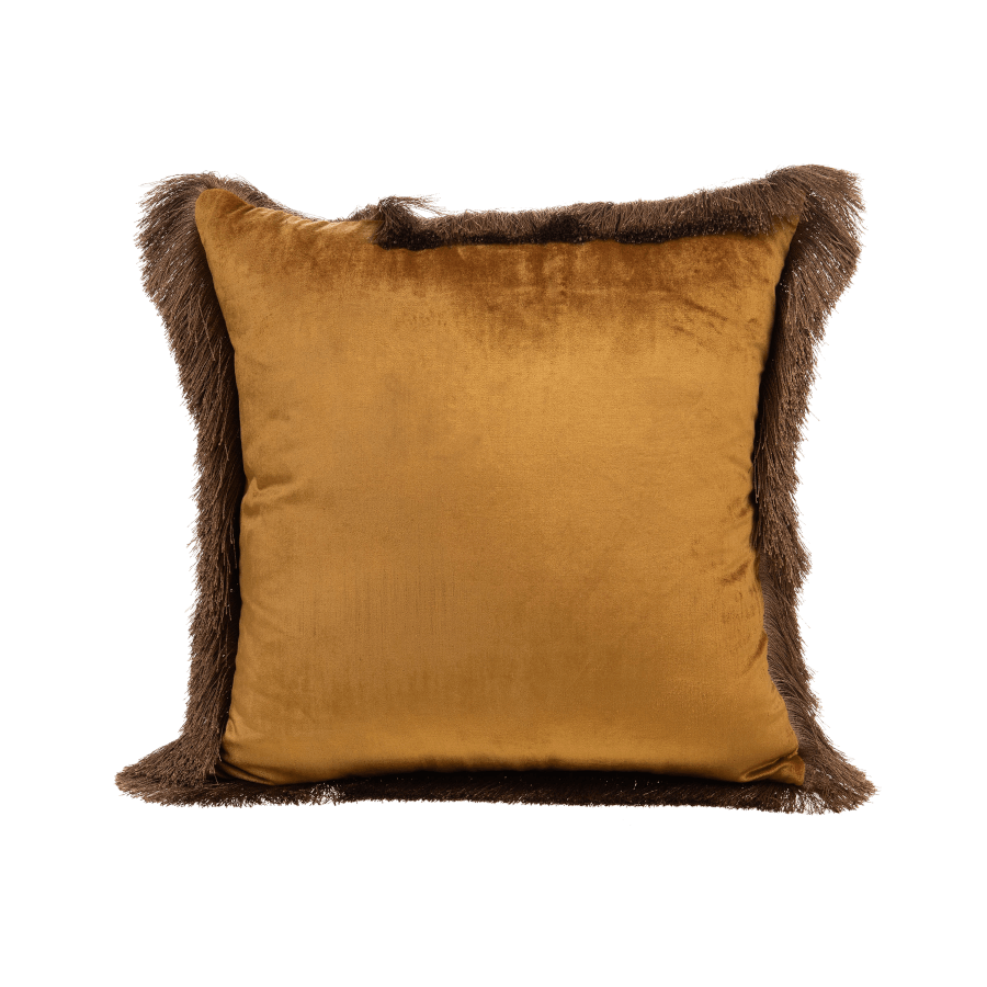 Coussin carré 45x45 cm en velours Camel avec bordure de franges brunes.