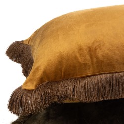 Détail du velours soyeux couleur Camel et du mouvement des franges marron.