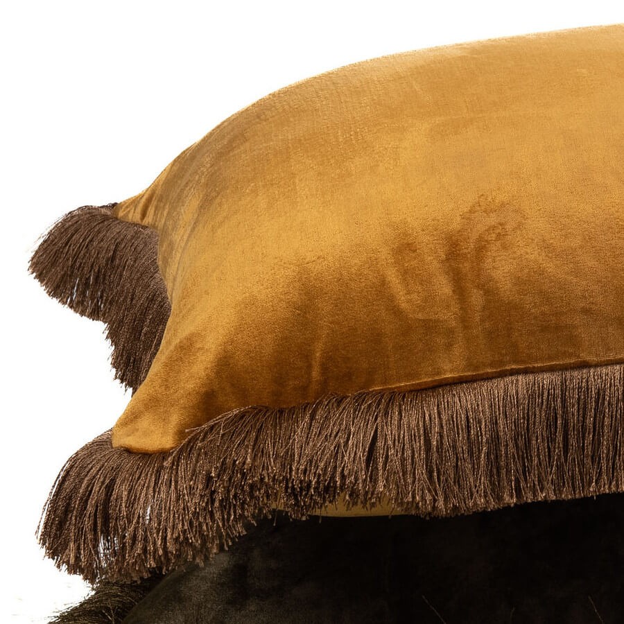 Détail du velours soyeux couleur Camel et du mouvement des franges marron.