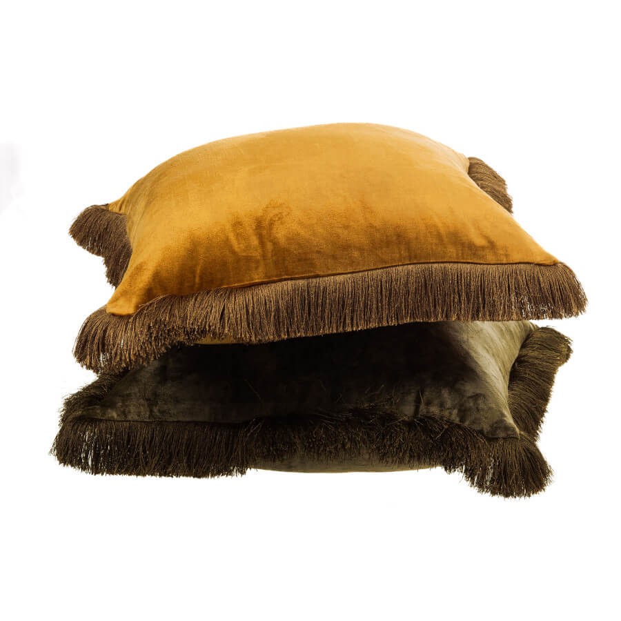 Vue du coussin Camel sur l'autre coussin de notre collection aux tons verts, mettant en avant l'épaisseur des franges.