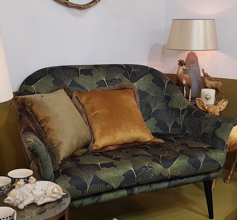 Coussin Camel disposé sur un canapé à motifs pour un contraste élégant.