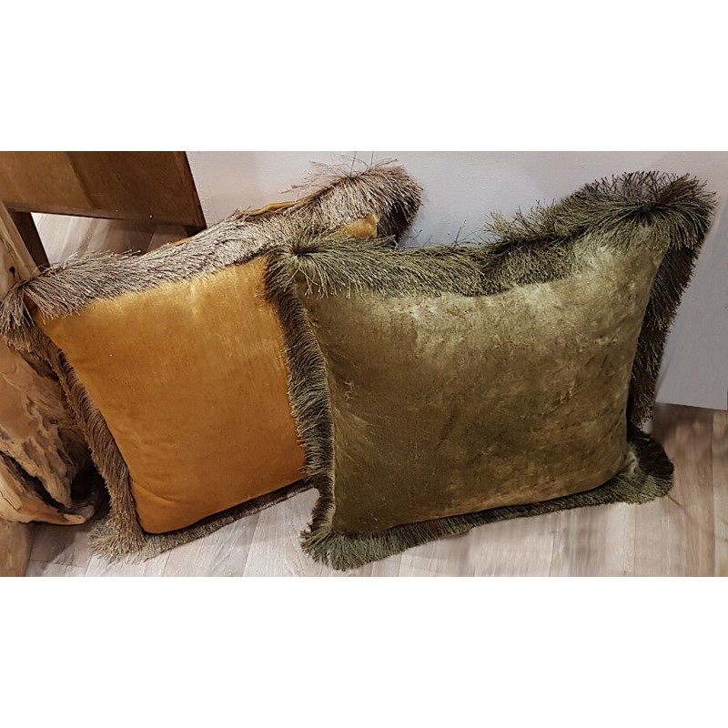 Association du coussin Camel et d'un modèle vert bronze à franges.