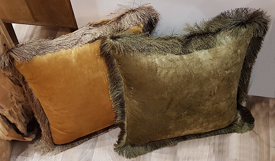 Association du coussin Camel et d'un modèle vert bronze à franges.