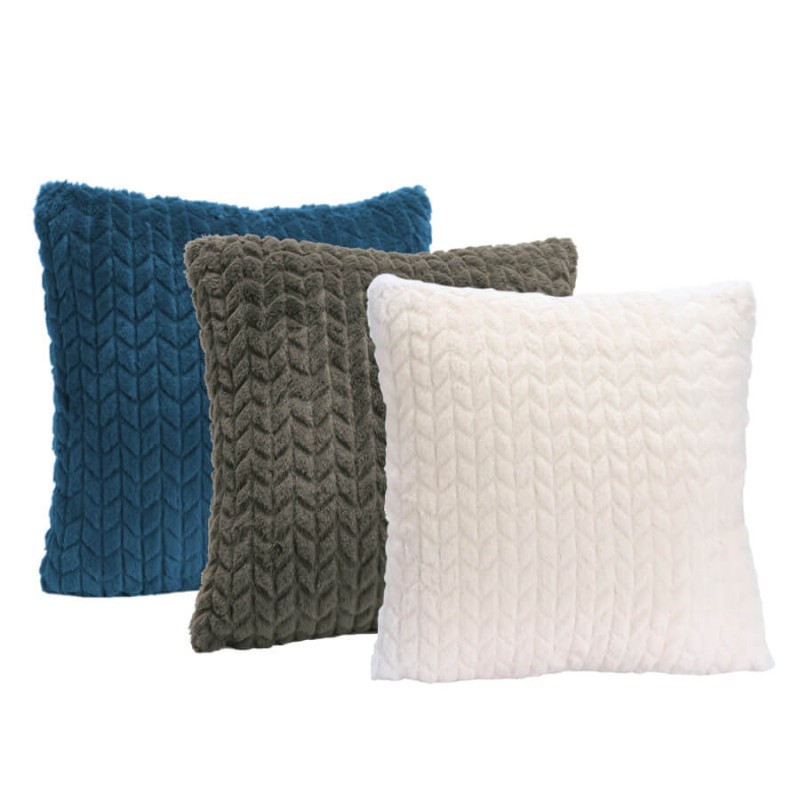 Les trois coloris disponibles du coussin chevrons : bleu marine, vert kaki et blanc ivoire.