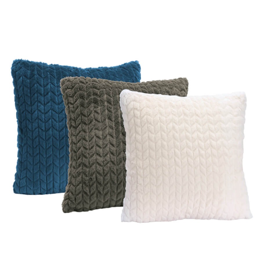 Les trois coloris disponibles du coussin chevrons : bleu marine, vert kaki et blanc ivoire.