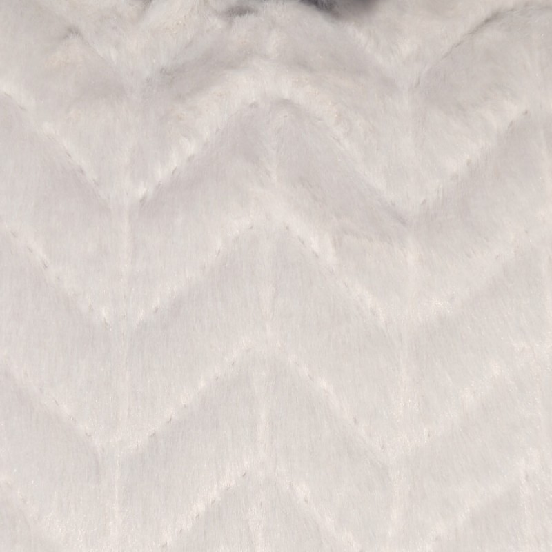 Gros plan sur le tissage sculpté et la douceur de la fourrure synthétique blanche.