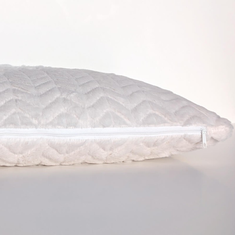 Vue latérale du coussin blanc montrant l'épaisseur du garnissage et la finition soignée.