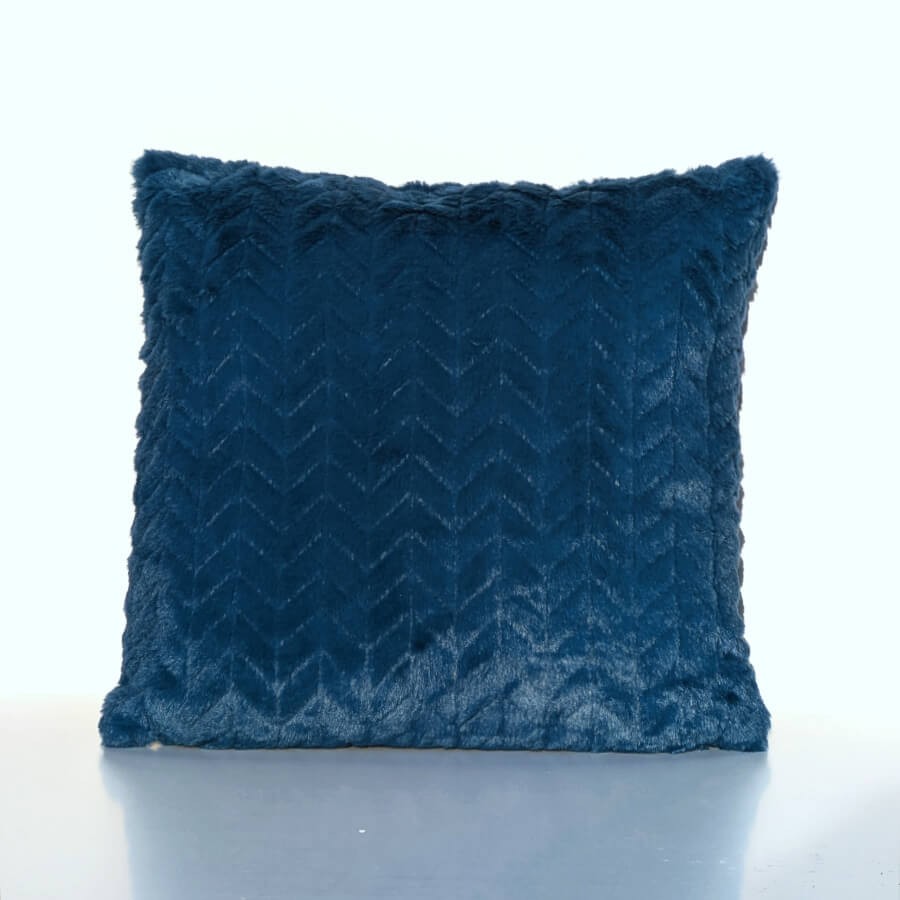 Vue isolée du coussin bleu mettant en avant son aspect moelleux et structuré.