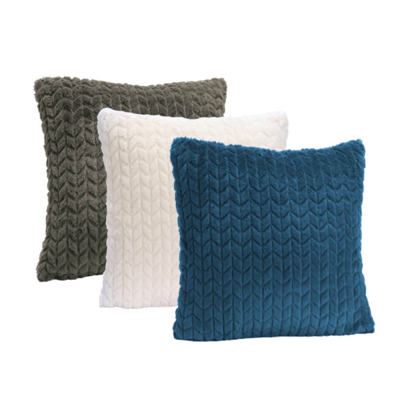 Présentation des trois coloris (kaki, blanc et bleu marine) du coussin décoratif, pour un jeu de contrastes et de textures.