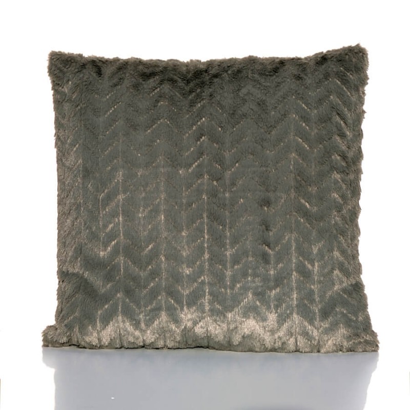 Coussin vert kaki de face sur fond neutre mettant en relief les motifs chevrons.