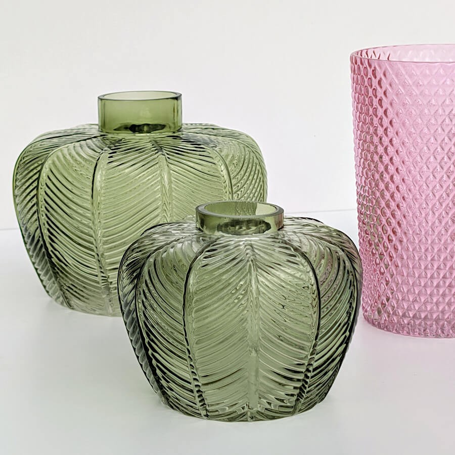 Ensemble de deux vases verts de tailles différentes pour une composition graduée.