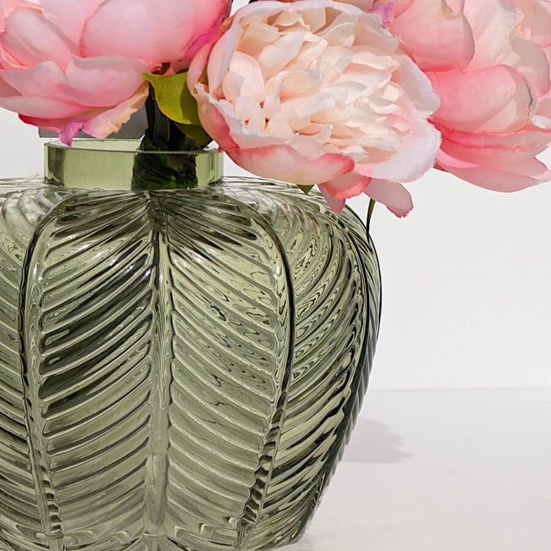 Mise en scène du vase décoratif avec une fleur jaune soulignant le col étroit.