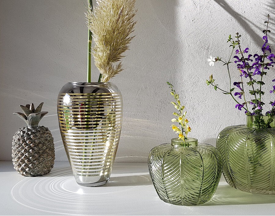 Comparaison du vase vert avec d'autres modèles de formes et couleurs variées.