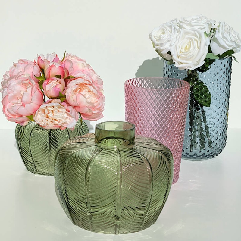 Vase verre feuillage vert en relief H16,5 cm | Deco-Delight.com