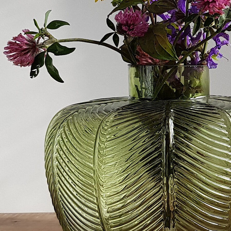 Vase verre feuillage vert en relief H16,5 cm | Deco-Delight.com