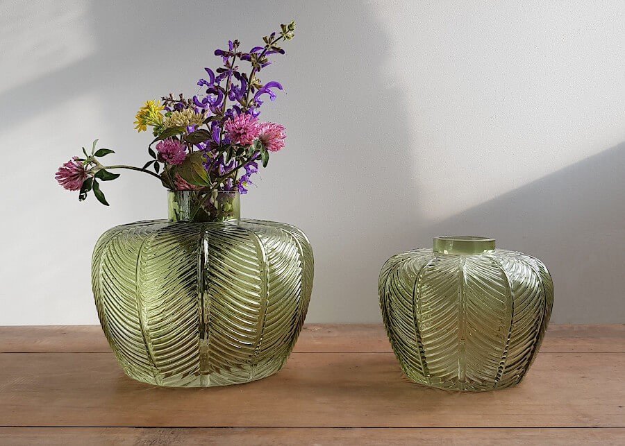 Vase verre feuillage vert en relief H16,5 cm | Deco-Delight.com