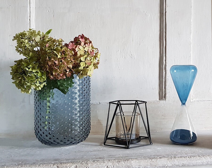 Vase bleu gris à pois en verre texturé | Deco-Delight.com