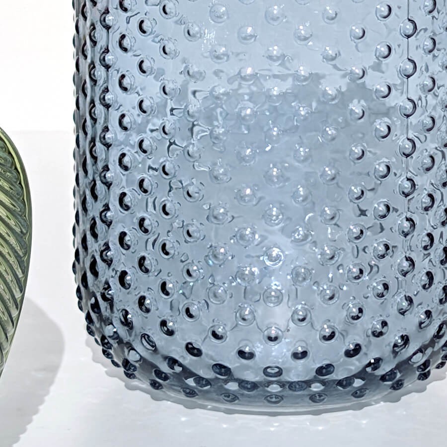 Vase bleu gris à pois en verre texturé | Deco-Delight.com