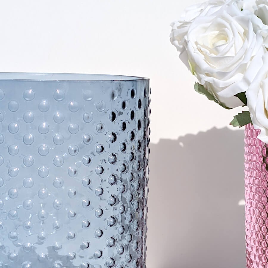 Vase bleu gris à pois en verre texturé | Deco-Delight.com