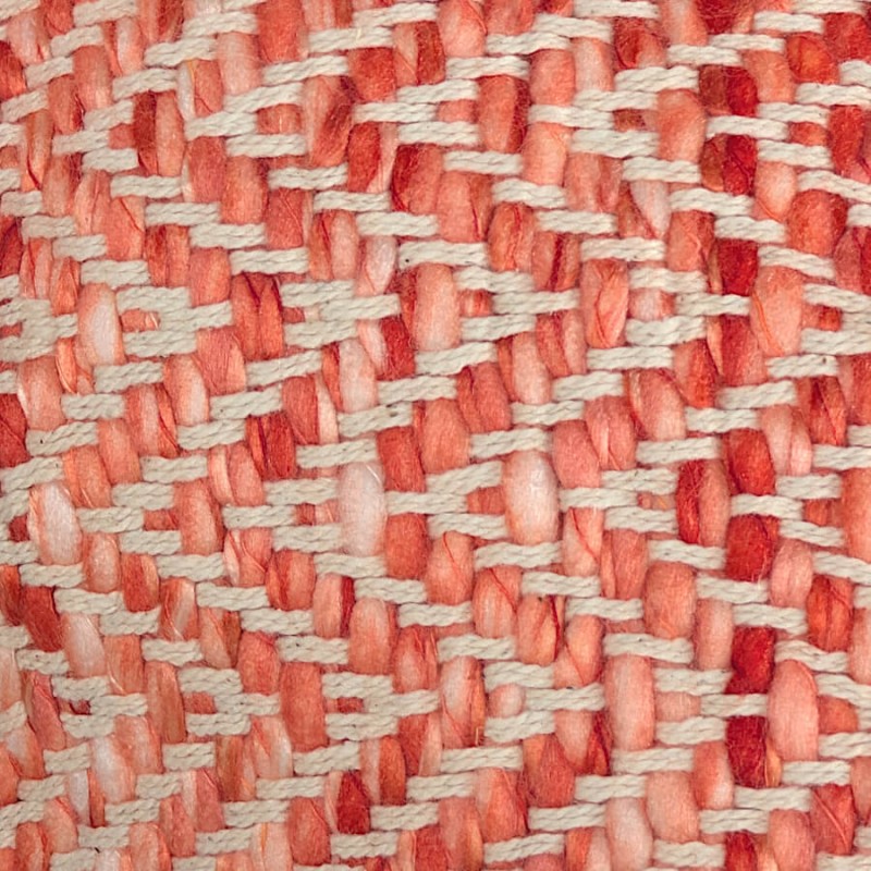 Gros plan sur le motif en chevrons du tissage relief corail, rose et beige.