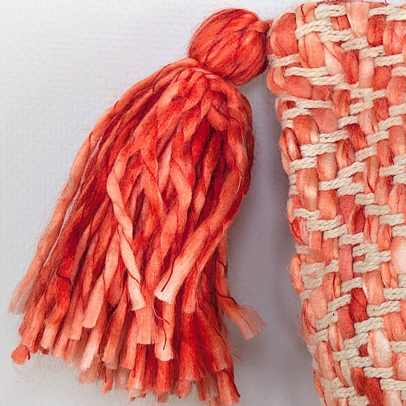 Zoom sur la finition soignée du pompon en fils de coton mélangés.