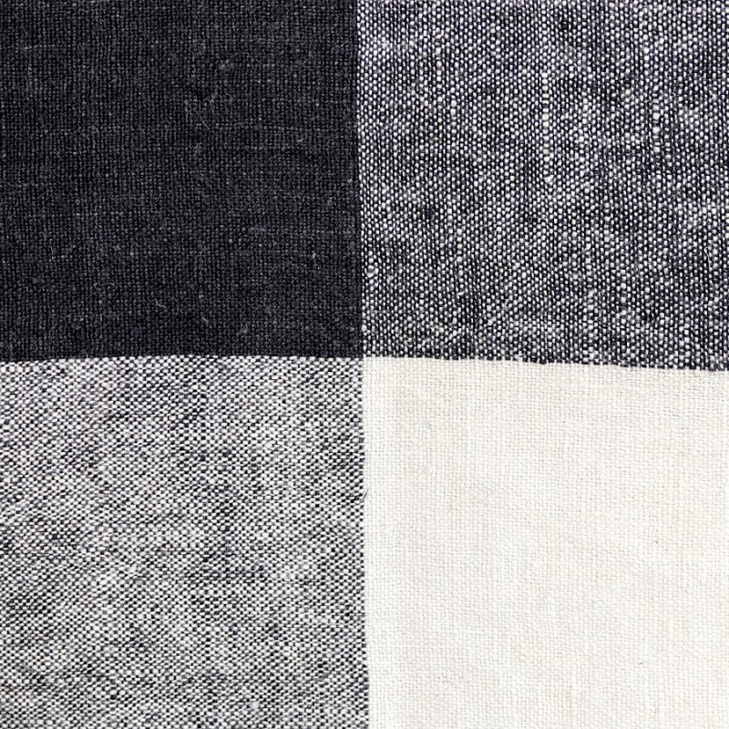 Gros plan sur le tissage du lin et les jonctions des quadrants de couleurs.