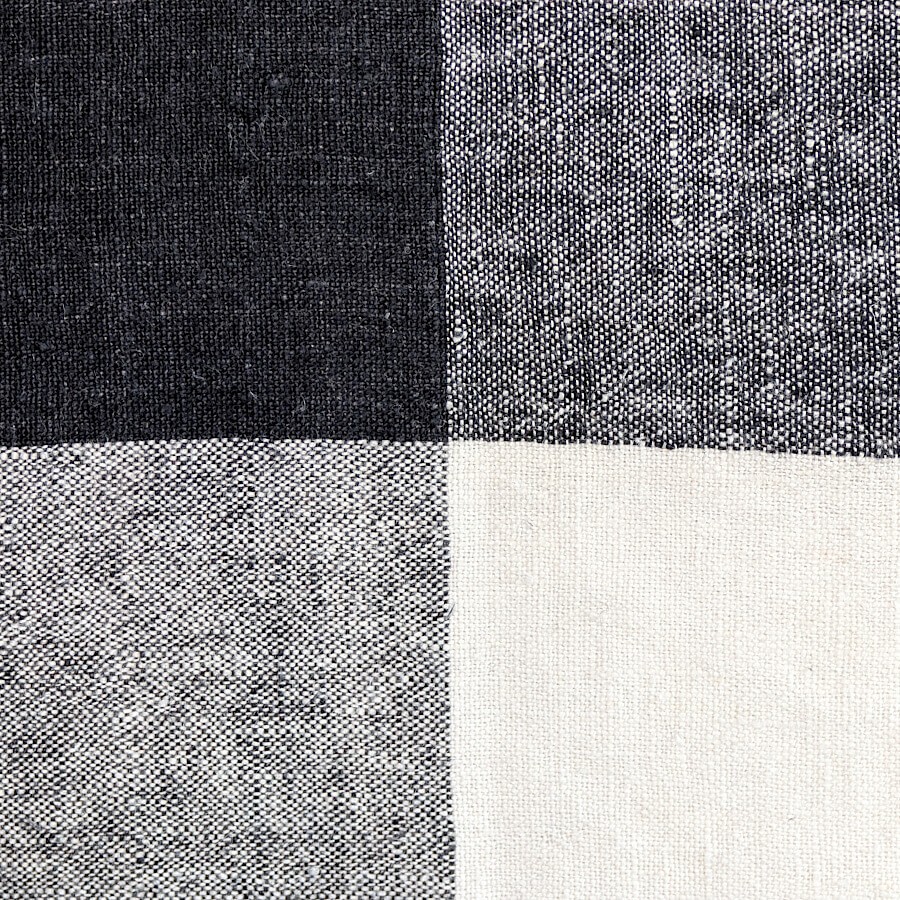 Gros plan sur le tissage du lin et les jonctions des quadrants de couleurs.