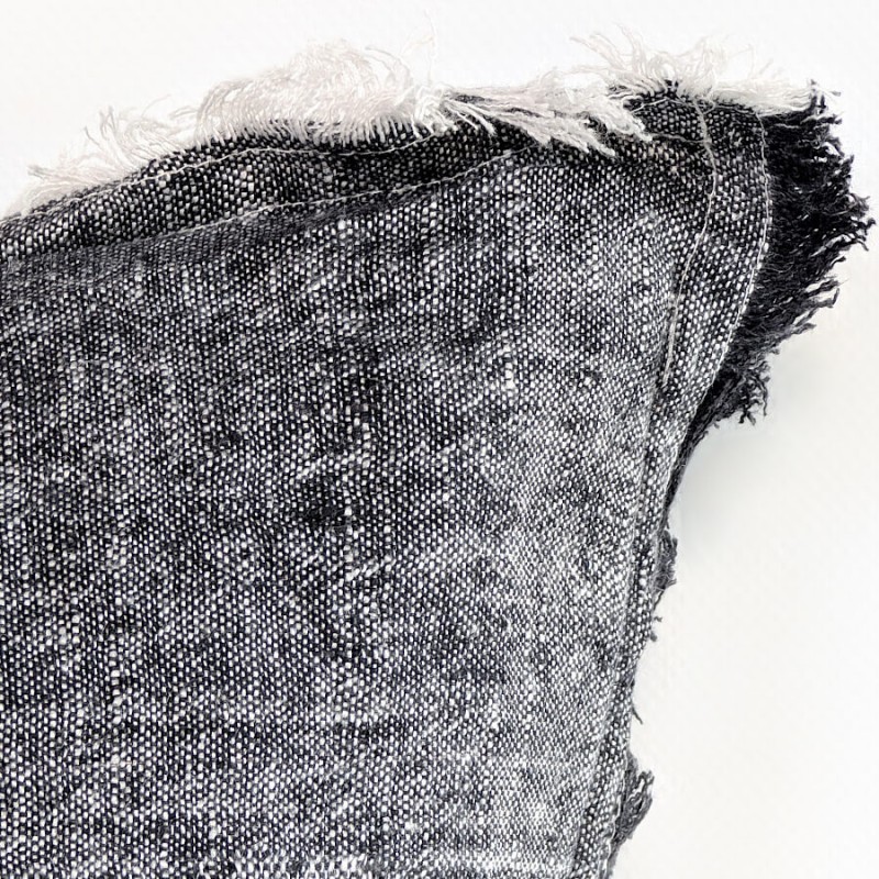 Détail des bordures effilochées apportant une finition brute et naturelle.