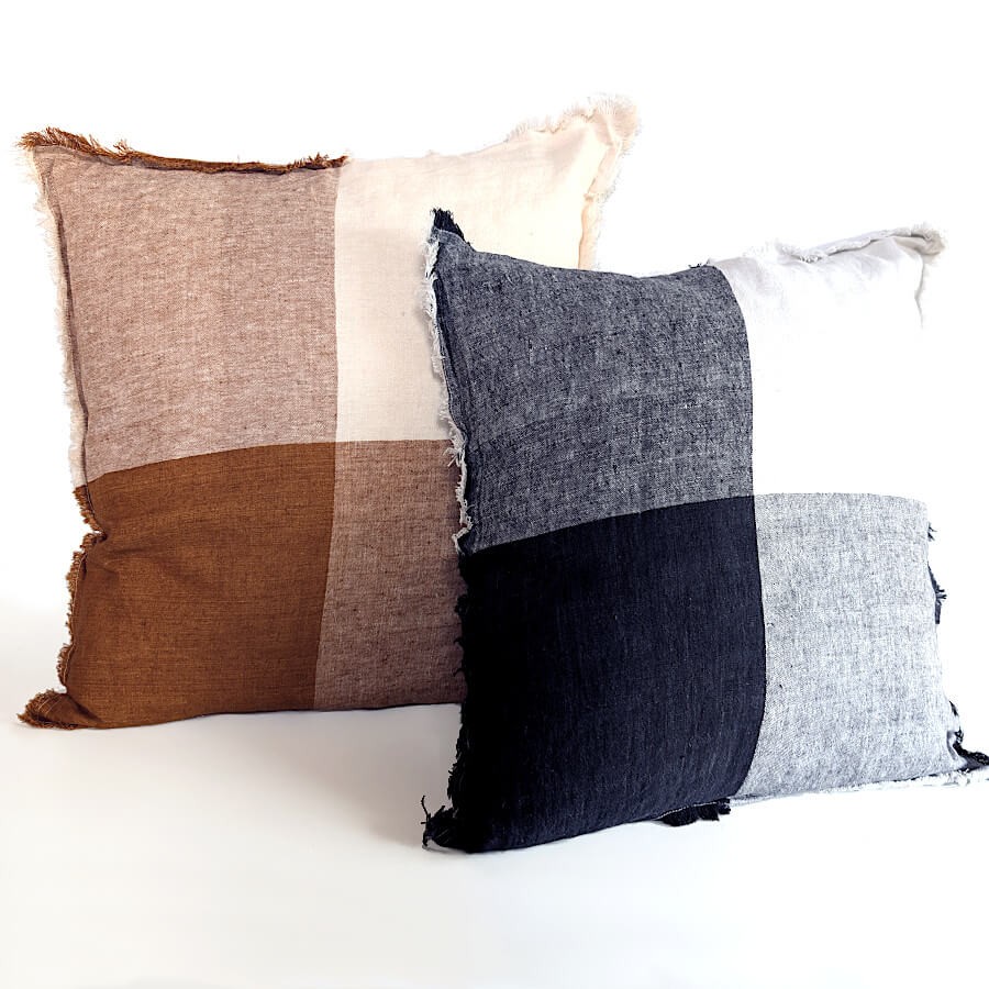 Association du coussin damier gris avec un modèle dans les tons terre de sienne.