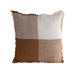 Coussin carré 50x50 cm en lin avec motif damier brun, ocre et beige.