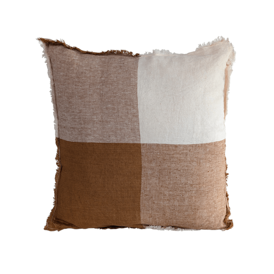 Coussin carré 50x50 cm en lin avec motif damier brun, ocre et beige.