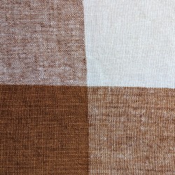 Détail du tissage serré du lin et des transitions de couleurs du damier.