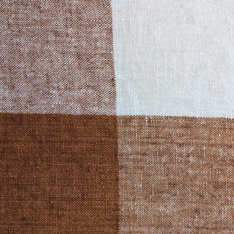 Détail du tissage serré du lin et des transitions de couleurs du damier.