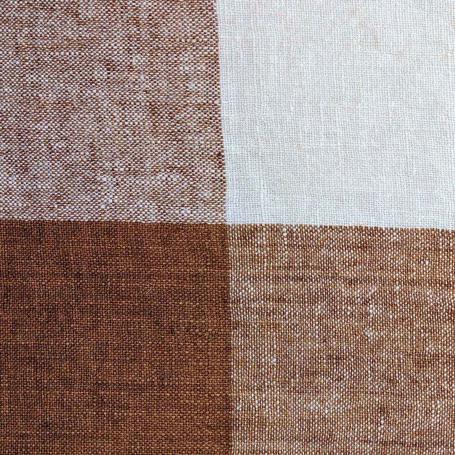 Détail du tissage serré du lin et des transitions de couleurs du damier.
