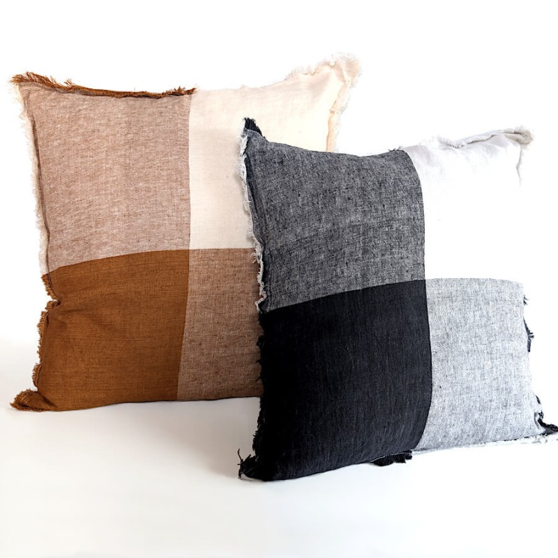 Association du coussin damier brun avec le modèle gris pour un mélange de tons.