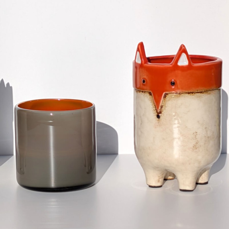 Photophore gris associé à un cache-pot renard en céramique.