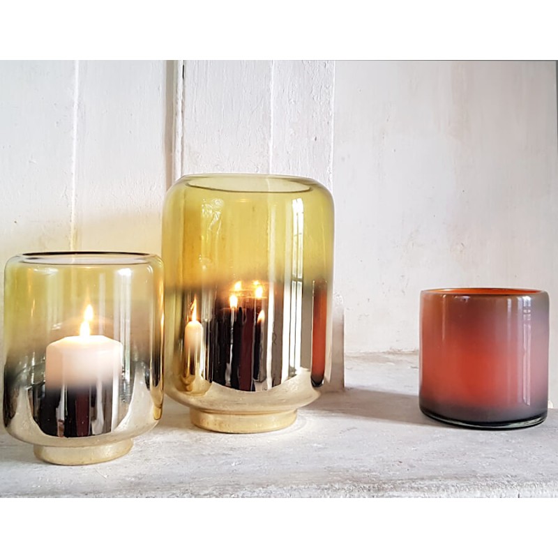 Photophores en verre allumés créant une lumière chaude.