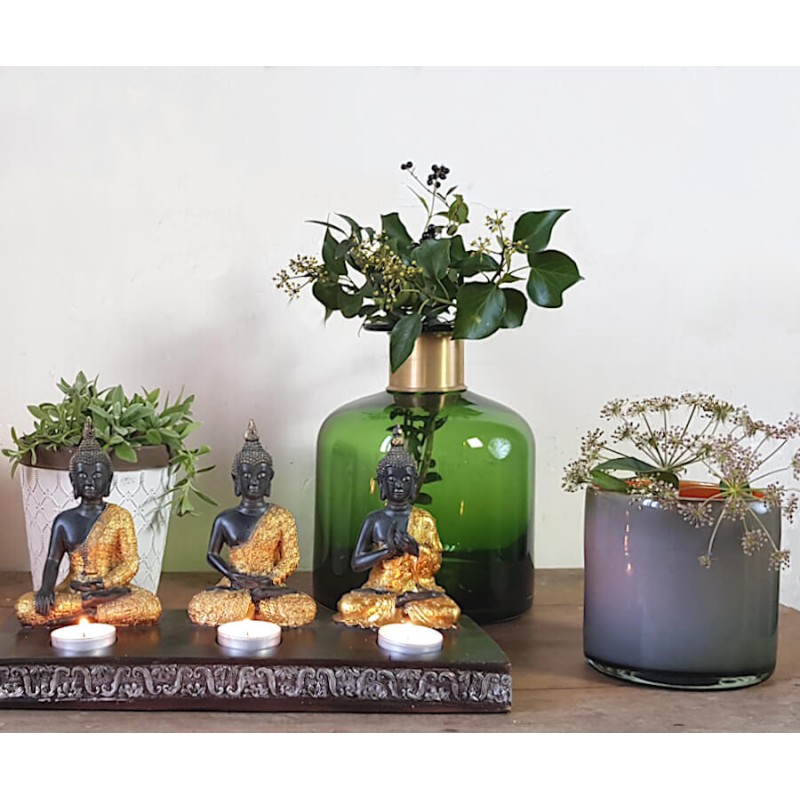 Mise en scène avec bouddhas et plantes pour une déco zen.