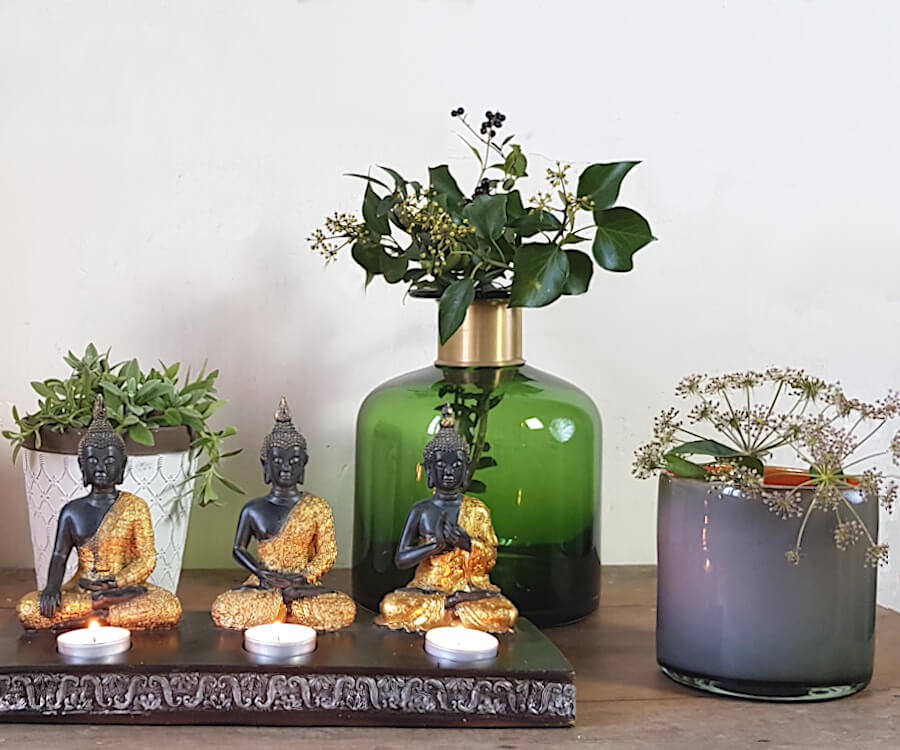 Mise en scène avec bouddhas et plantes pour une déco zen.