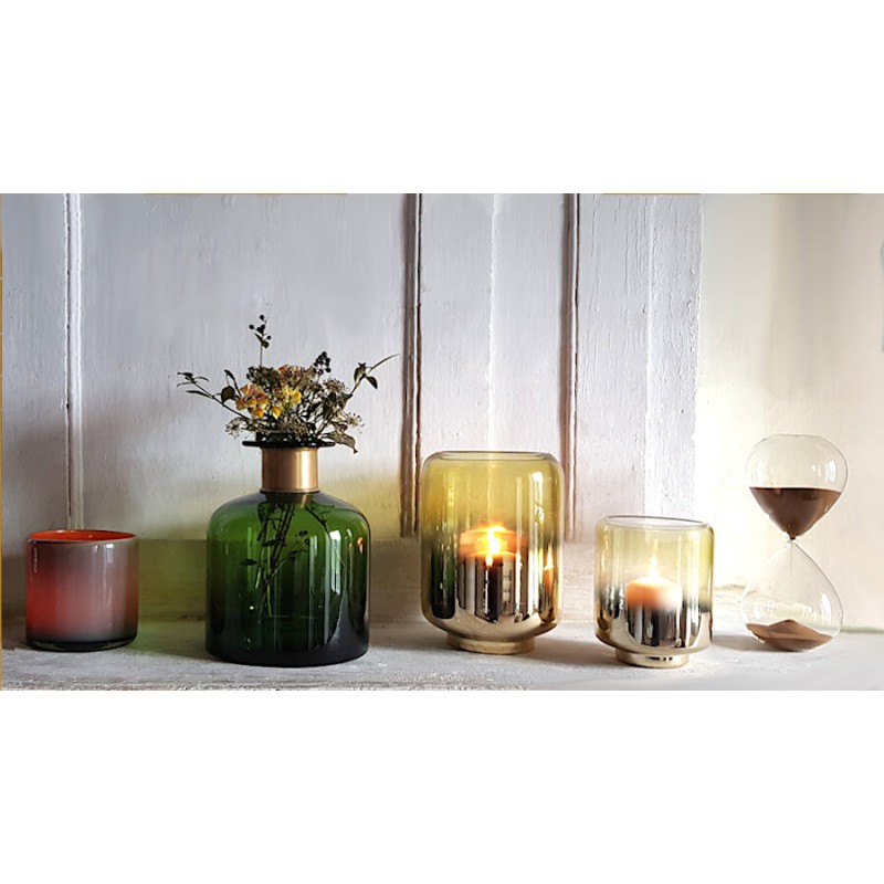Ensemble décoratif avec vases en verre, photophores et sablier.