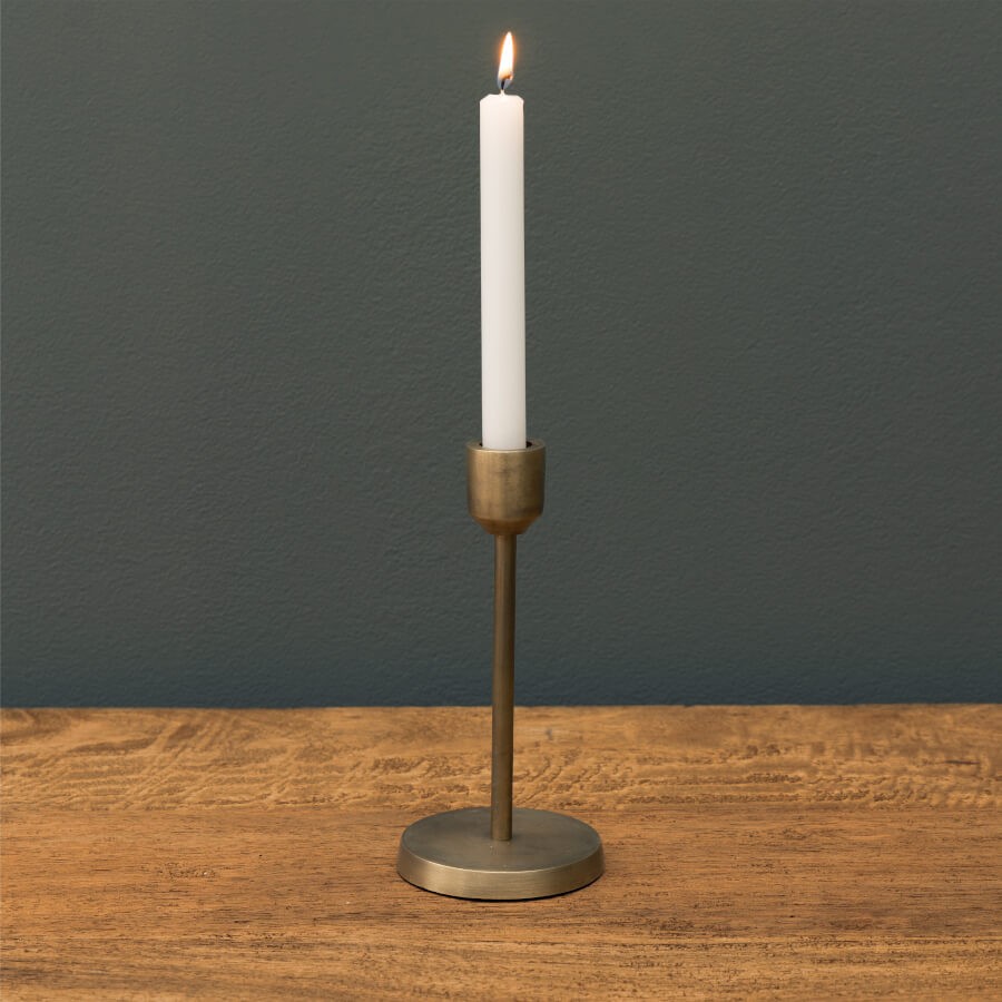 Chandelier doré allumé pour un dîner romantique aux chandelles.