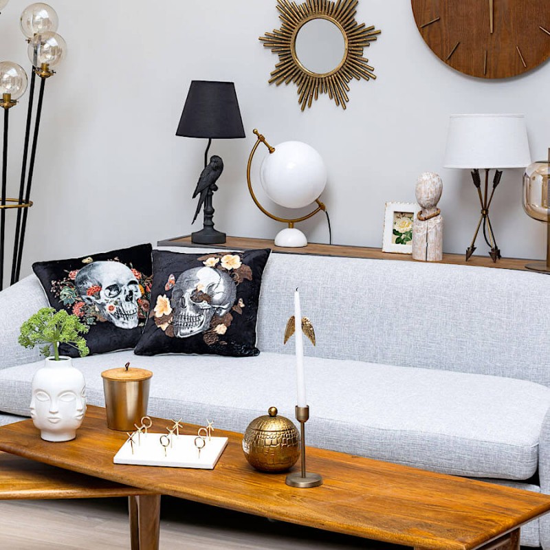 Intégration du bougeoir doré dans une décoration de salon cosy.