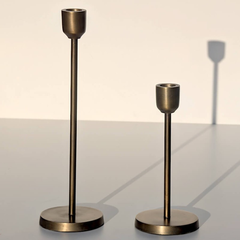 Duo choc de bougeoirs dorés antiques chics tailles 20,5 cm et 30,5 cm, parfaits pour un dîner glamour.