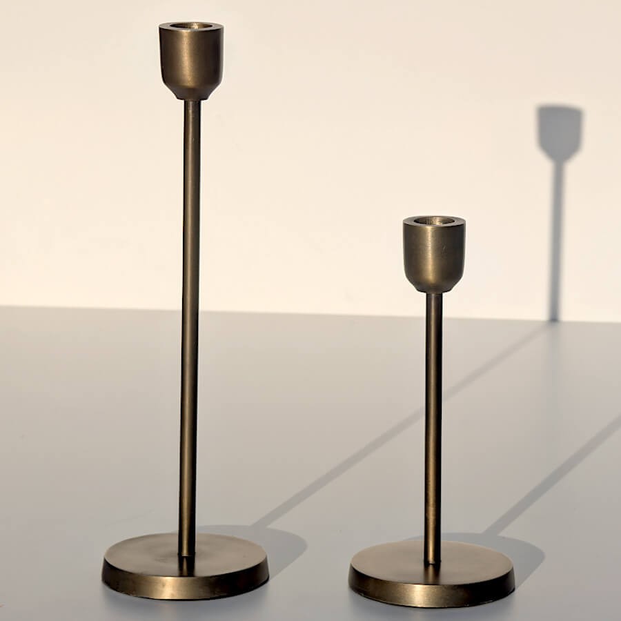 Duo choc de bougeoirs dorés antiques chics tailles 20,5 cm et 30,5 cm, parfaits pour un dîner glamour.