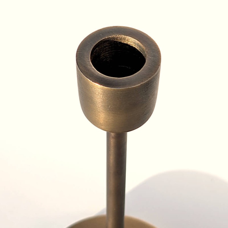 Détail de la patine or mat sur le métal du bougeoir de fête.