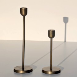 Duo de bougeoirs dorés antiques tailles 20,5 cm et 30,5 cm pour centre de table.