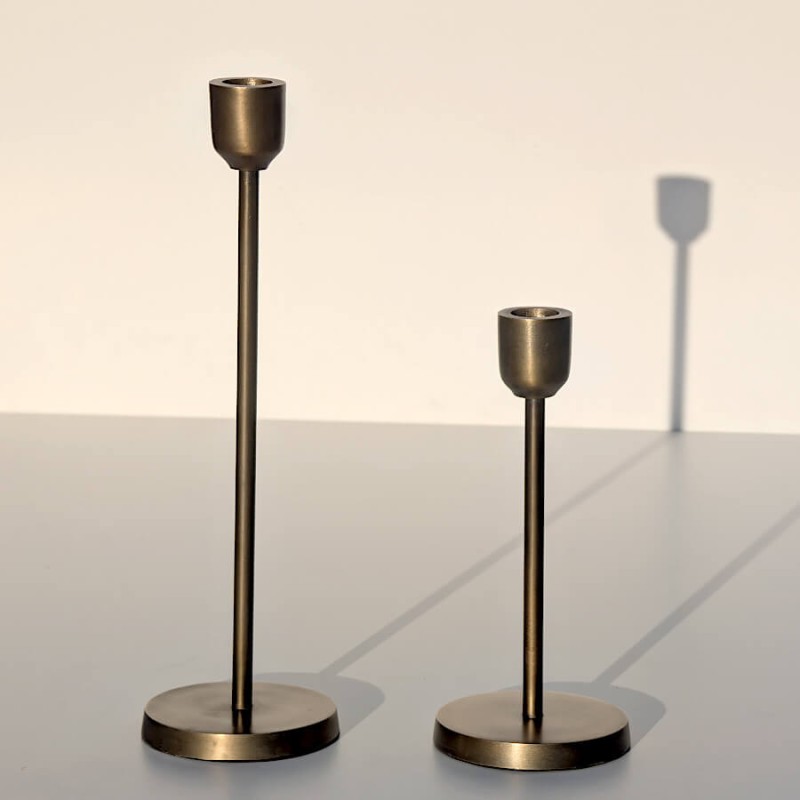 Duo de bougeoirs dorés antiques tailles 20,5 cm et 30,5 cm pour centre de table.